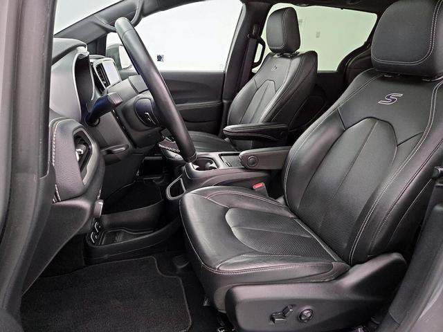 Photo of 2021 Gray Chrysler Pacifica