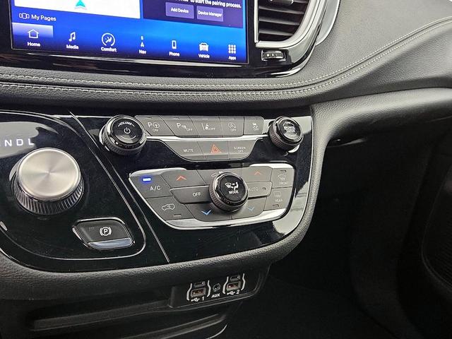 Photo of 2021 Gray Chrysler Pacifica