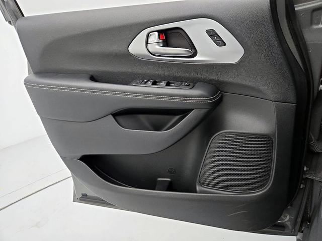 Photo of 2021 Gray Chrysler Pacifica