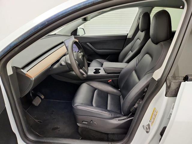 Photo of 2022 White Tesla Model Y