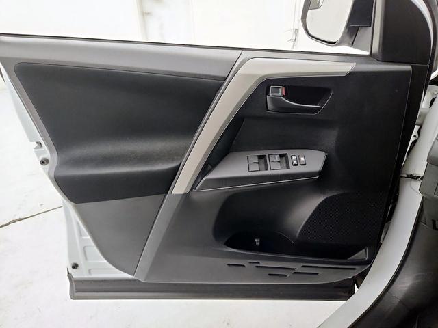 Photo of 2017 White Toyota RAV4