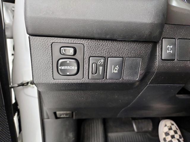 Photo of 2017 White Toyota RAV4