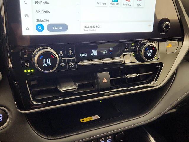 Photo of 2023 White Toyota Highlander