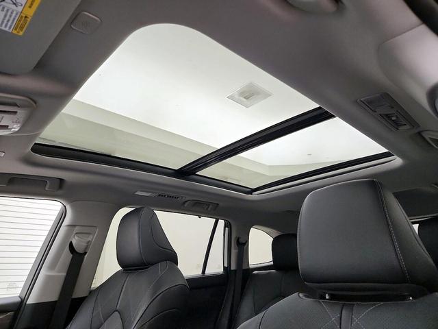 Photo of 2023 White Toyota Highlander