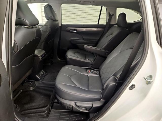 Photo of 2023 White Toyota Highlander