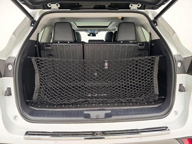 Photo of 2023 White Toyota Highlander
