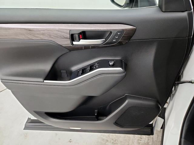 Photo of 2023 White Toyota Highlander
