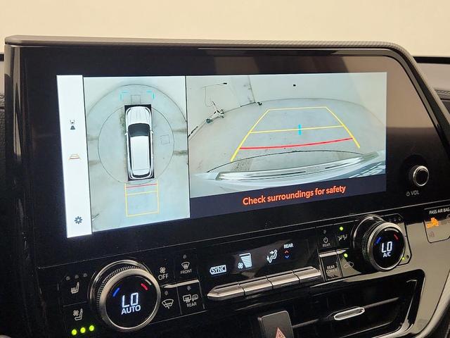 Photo of 2023 White Toyota Highlander