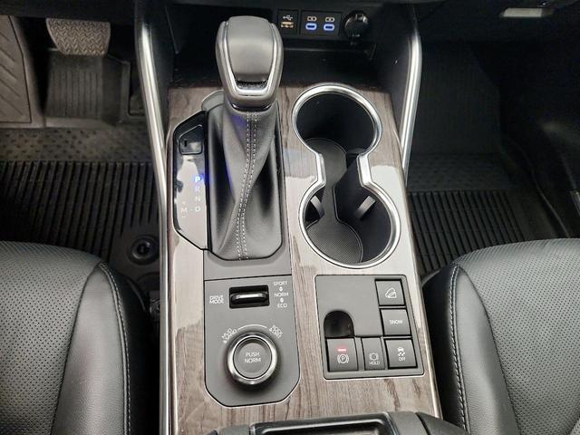 Photo of 2023 White Toyota Highlander