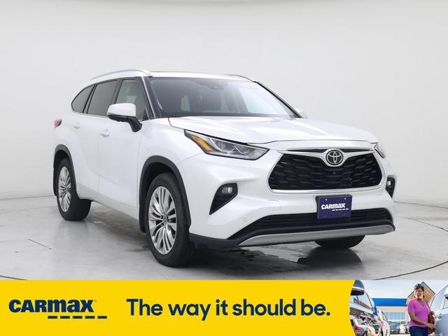 Photo of 2023 White Toyota Highlander