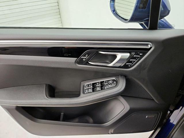 Photo of 2022 Blue Porsche Macan