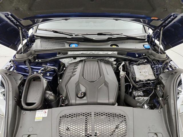 Photo of 2022 Blue Porsche Macan
