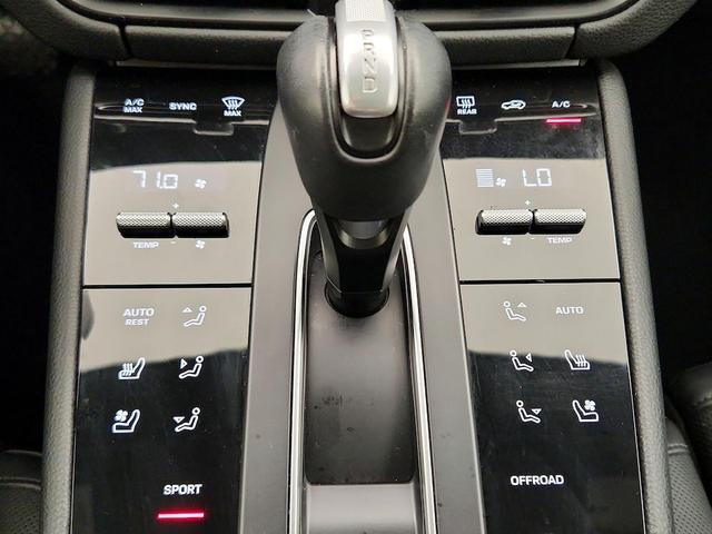 Photo of 2022 Blue Porsche Macan