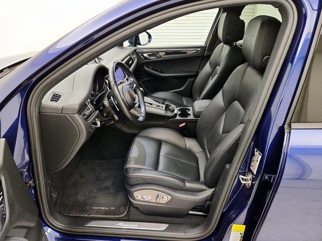 Photo of 2022 Blue Porsche Macan
