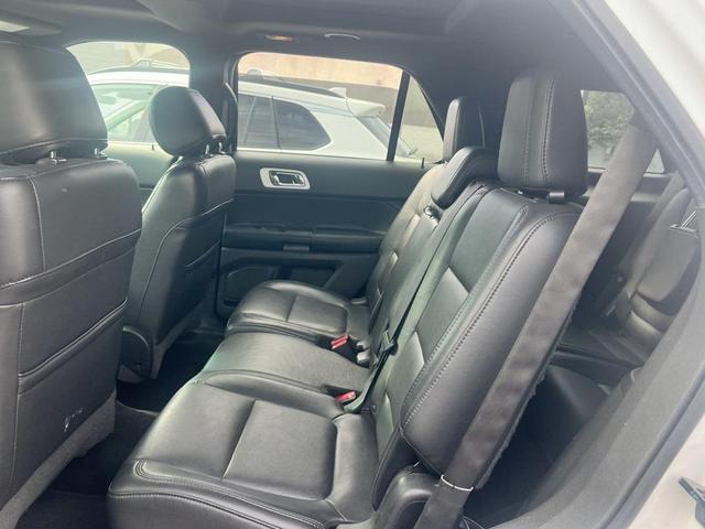 Photo of 2015 White Platinum Ford Explorer