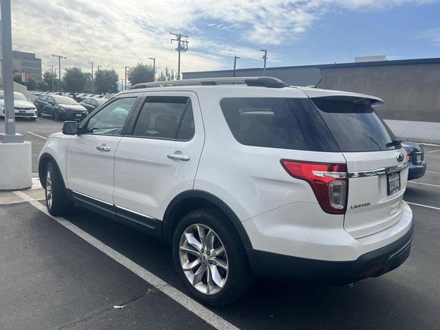 Photo of 2015 White Platinum Ford Explorer