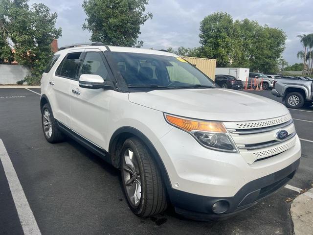 Photo of 2015 White Platinum Ford Explorer