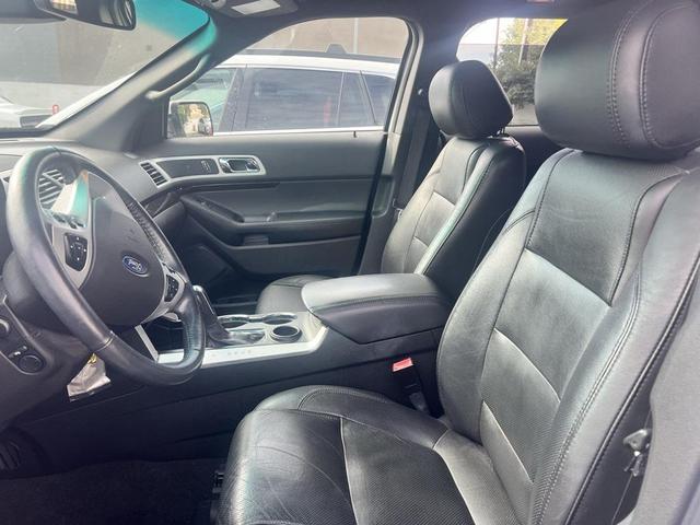 Photo of 2015 White Platinum Ford Explorer