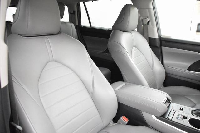 Photo of 2022 Magnetic Gray Metallic Toyota Highlander
