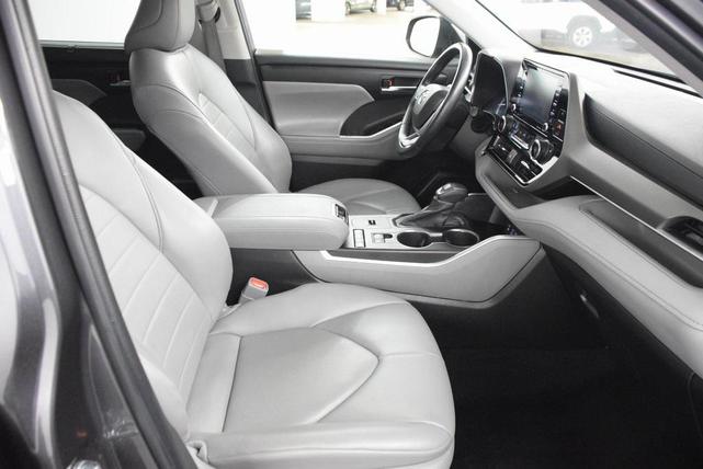 Photo of 2022 Magnetic Gray Metallic Toyota Highlander