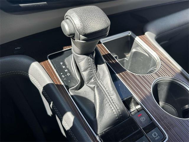 Photo of 2021 Super White Toyota Sienna