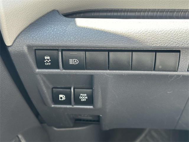 Photo of 2021 Super White Toyota Sienna