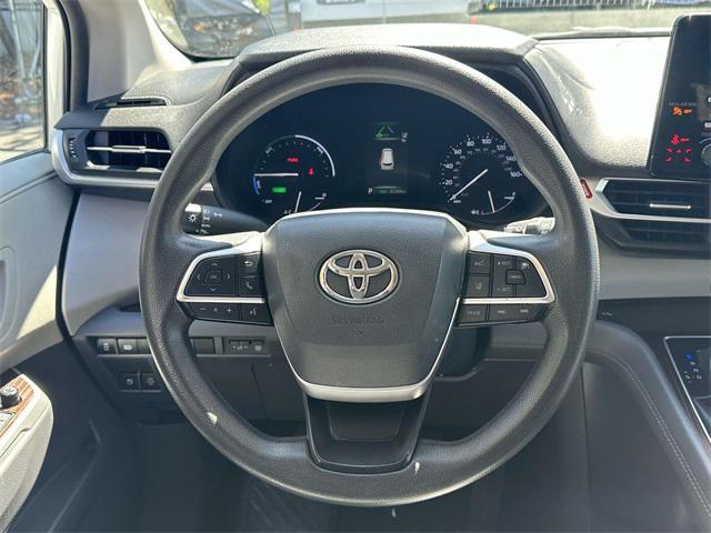 Photo of 2021 Super White Toyota Sienna