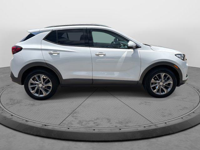 Photo of 2022 White Frost Tricoat Buick Encore GX