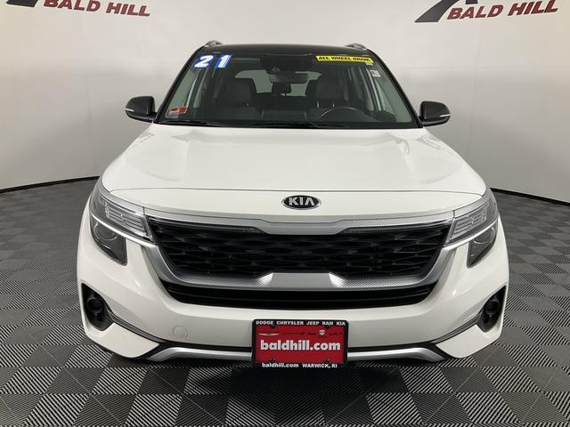 Photo of 2021 Clear White/Black Roof Kia Seltos