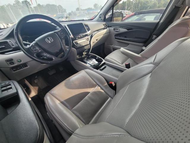 Photo of 2016 Crystal Black Pearl Honda Pilot