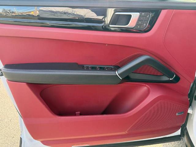 Photo of 2022 White Porsche Cayenne