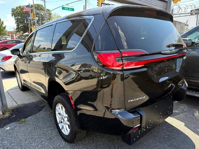 Photo of 2023 Black Chrysler Pacifica