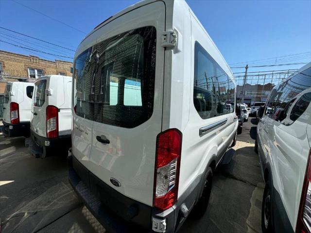 Photo of 2015 White Ford Transit-350
