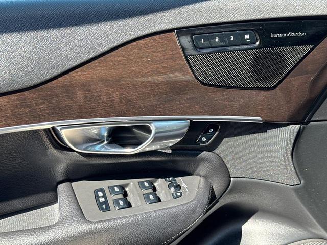 Photo of 2019 Bursting Blue Metallic Volvo XC90
