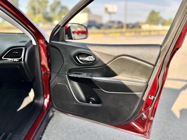 Photo of 2021 Velvet Red Pearlcoat Jeep Cherokee