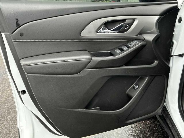 Photo of 2023 Summit White Chevrolet Traverse