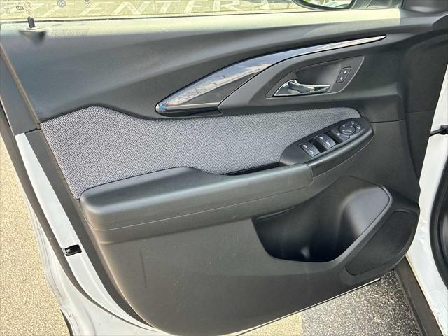 Photo of 2022 Summit White Chevrolet Trailblazer