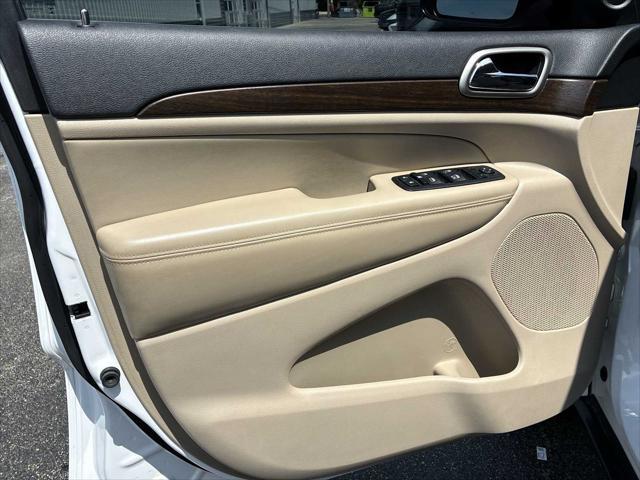 Photo of 2015 Bright White Clearcoat Jeep Grand Cherokee