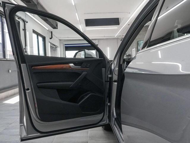 Photo of 2022 Florett Silver Metallic Audi Q5
