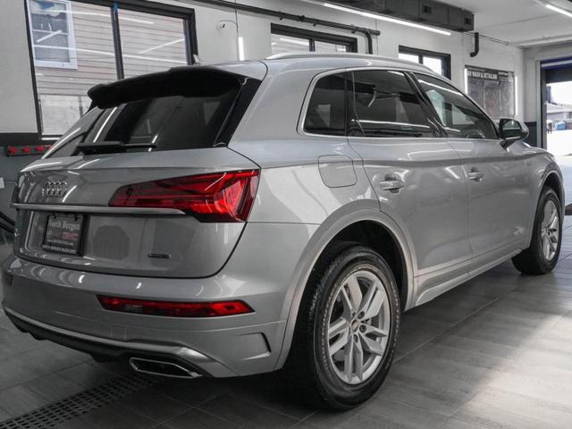 Photo of 2022 Florett Silver Metallic Audi Q5