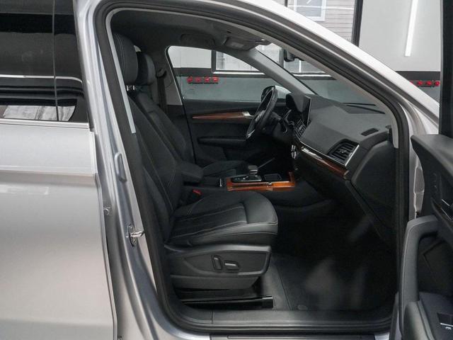 Photo of 2022 Florett Silver Metallic Audi Q5