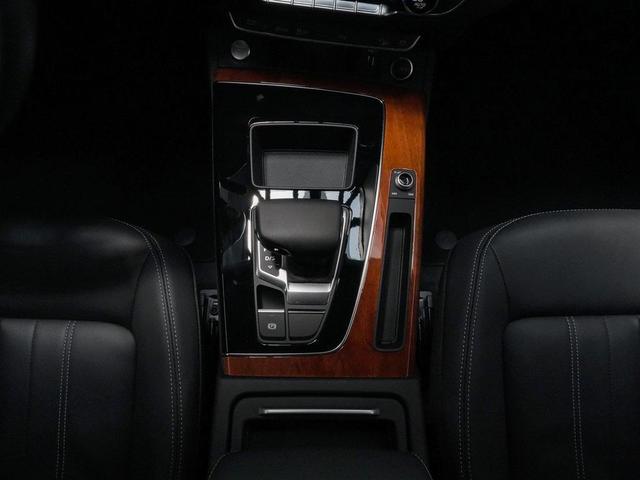 Photo of 2022 Florett Silver Metallic Audi Q5