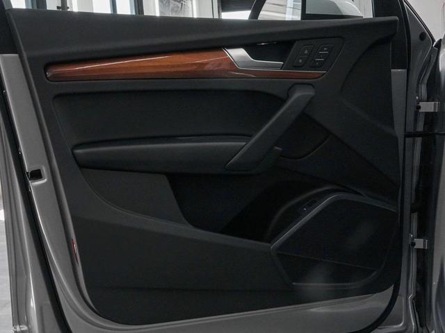Photo of 2022 Florett Silver Metallic Audi Q5