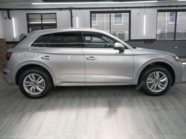 Photo of 2022 Florett Silver Metallic Audi Q5