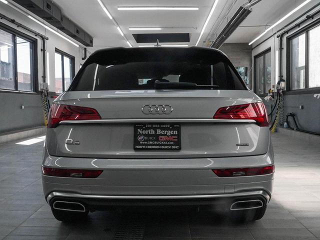 Photo of 2022 Florett Silver Metallic Audi Q5