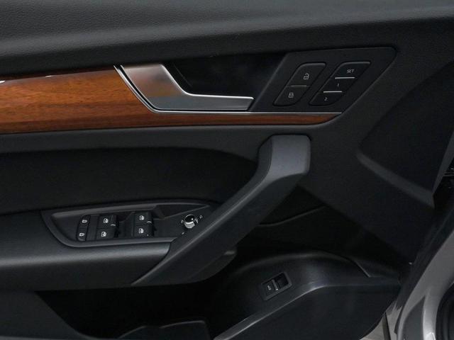 Photo of 2022 Florett Silver Metallic Audi Q5