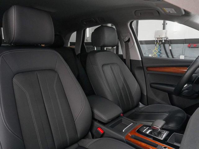 Photo of 2022 Florett Silver Metallic Audi Q5