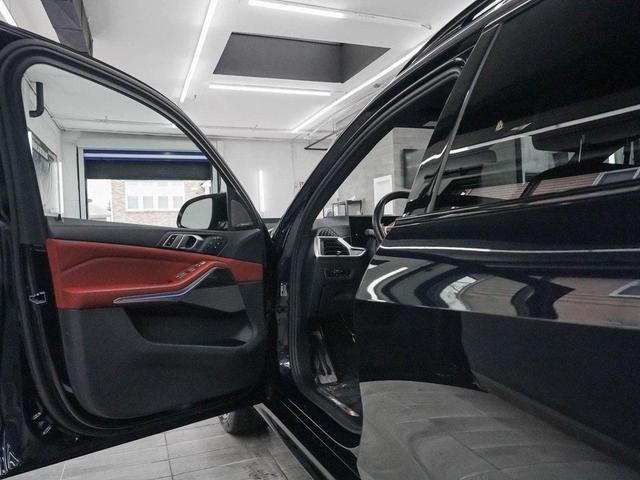 Photo of 2023 Carbon Black Metallic BMW X7