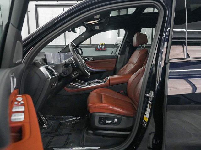 Photo of 2023 Carbon Black Metallic BMW X7