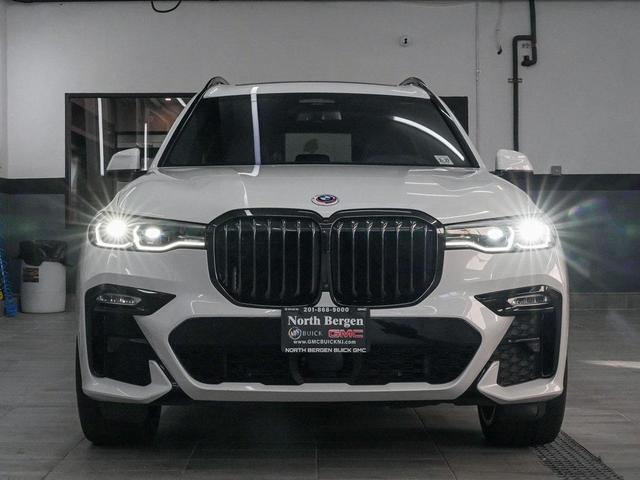 Photo of 2022 Mineral White Metallic BMW X7